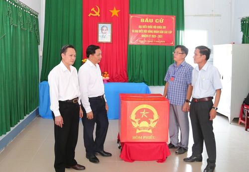 Bí thư Tỉnh ủy Vĩnh Long Trần Văn Lâu kiểm tra công tác bầu cử tại xã Hàm Giang