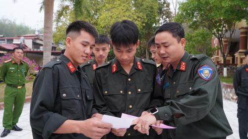 Cán bộ, chiến sĩ Công an tỉnh Điện Biên tham gia bầu cử sớm sau khi hoàn thành việc bỏ phiếu nhanh chóng trở về đơn vị, triển khai thực hiện nhiệm vụ, sẵn sàng bảo đảm an ninh trật tự phục vụ cuộc bầu cử