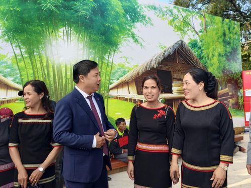Bí thư Tỉnh ủy Đắk Lắk Lương Nguyễn Minh Triết trao đổi, trò chuyện với cử tri đồng bào dân tộc thiểu số tại điểm bầu cử buôn Tuôr, xã Hòa Phú