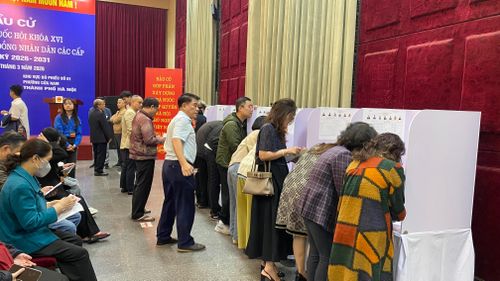 Ngay từ sớm, cử tri đã xếp hàng chờ tới lượt bỏ phiếu bầu