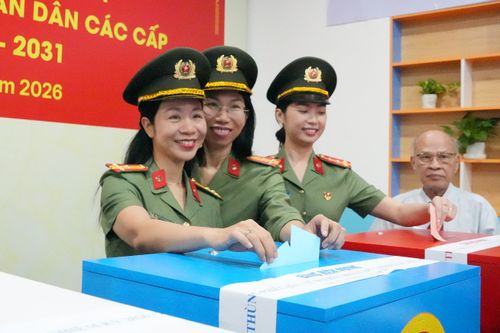 Cán bộ, chiến sĩ Công an TP. Hồ Chí Minh thực hiện bỏ phiếu