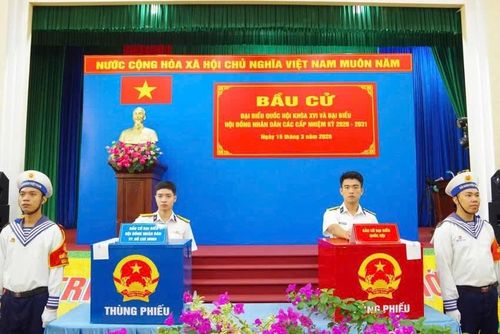 Các cử tri bỏ phiếu, thực hiện quyền và nghĩa vụ của công dân