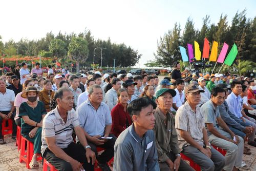 Cử tri Đơn vị bầu cử số 3, xã Đất Mũi nghe phổ biến quy trinhg bầu cử