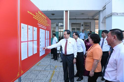 Chủ tịch Quốc hội Trần Thanh Mẫn và các đại biểu xem bảng niêm yết danh sách người ứng cử đại biểu Quốc hội và đại biểu Hội đồng nhân dân. Ảnh: Lâm Hiển