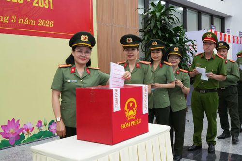 Cán bộ, chiến sĩ Công an TP. Huế tham gia bỏ phiếu thực hiện quyền và nghĩa vụ công dân