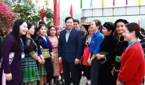 Bí thư Tỉnh ủy Lào Cai Dương Quốc Huy trao đổi với cử tri