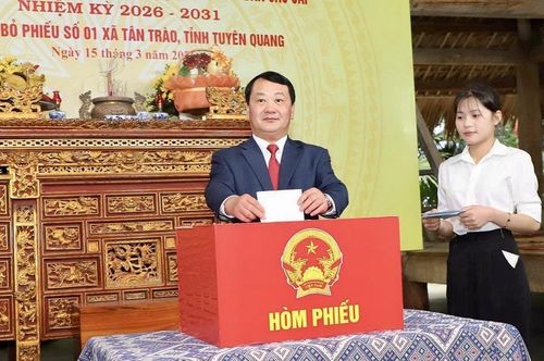 Bí thư Tỉnh ủy Tuyên Quang Hầu A Lềnh bỏ phiếu tại Khu vực bầu cử số 1 (Đình Tân Trào) xã Tân Trào, tỉnh Tuyên Quang