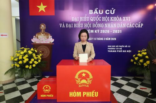 Thành ủy viên, Phó Chủ tịch HĐND thành phố, Phó Trưởng Đoàn ĐBQH thành phố Phạm Thị Thanh Mai bỏ phiếu tại Khu vực bỏ phiếu số 22, Nhà văn hóa số 05 Nhật Tân (87 Trịnh Công Sơn, phường Tây Hồ)