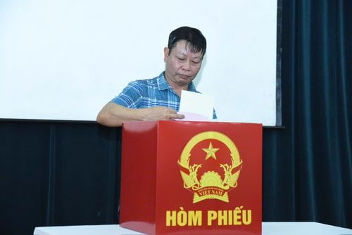 Cử tri tại Bệnh viện K cơ sở Quán Sứ tham gia bỏ phiếu. Ảnh: Xuân Quý