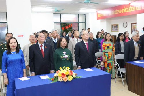 Nguyên Ủy viên Bộ Chính trị, nguyên Thường trực Ban Bí thư Trần Quốc Vượng; Phó Chủ tịch Quốc hội Nguyễn Đức Hải và các đại biểu thực hiện nghi lễ chào cờ tại Khu vực bỏ phiếu số 21, phường Ngọc Hà, Hà Nội