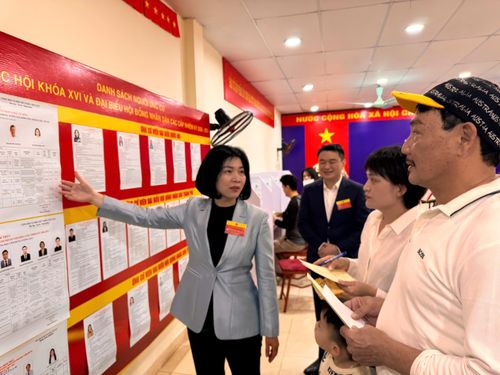 Phó Bí thư Thành ủy, Chủ tịch HĐND thành phố Phùng Thị Hồng Hà hướng dẫn cử tri phường Vĩnh Hưng các quy định liên quan đến bầu cử