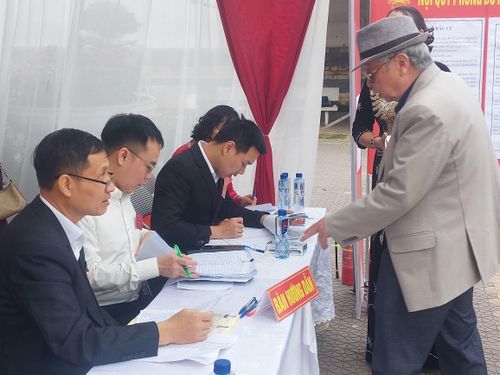 Tổ bầu cử khu vực hướng dẫn người dân bỏ phiếu. Ảnh: Trần Thu