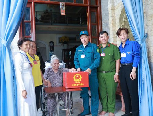 Tổ bầu cử mang thùng phiếu đến tận nhà để bảo đảm cử tri được thực hiện quyền lợi của mình.
