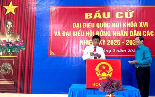 Chủ tịch Hội đồng Dân tộc Lâm Văn Mẫn thực hiện quyền bầu cử tại Tổ bầu cử số 7, phường Phú Lợi, TP. Cần Thơ