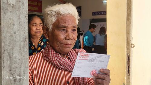 Cử tri đồng bào dân tộc Khmer Thạch Thị Ten- 78 tuổi hài lòng với lựa chọn của mình khi thực hiện xong bầu cử