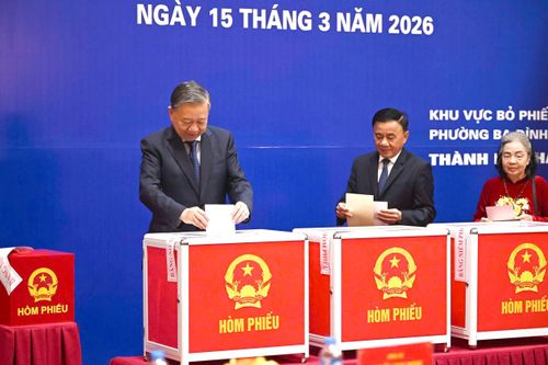 Tổng Bí thư Tô Lâm; Thường trực Ban Bí thư Trần Cẩm Tú thực hiện quyền bầu cử tại điểm bỏ phiếu bầu cử Trường THPT Phan Đình Phùng, phường Ba Đình, Hà Nội. Ảnh: Phạm Thắng