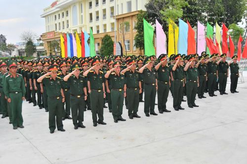 Lãnh đạo Bộ Chỉ huy Quân sự tỉnh An Giang và cán bộ, chiến sĩ thực hiện nghi thức chào cờ trong giờ khai mạc để tiến hành bầu cử Đại biểu Quốc hội Khóa XVI, đại biểu HĐND các cấp nhiệm kỳ 2026-2031. Ảnh: Văn Vũ
