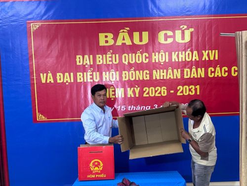 Tổ bầu cử kiểm tra thùng phiếu