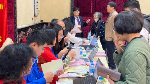 Dù rất đông cử tri tới bỏ phiếu nhưng công tác quản lý vẫn diễn ra rất nhịp nhàng
