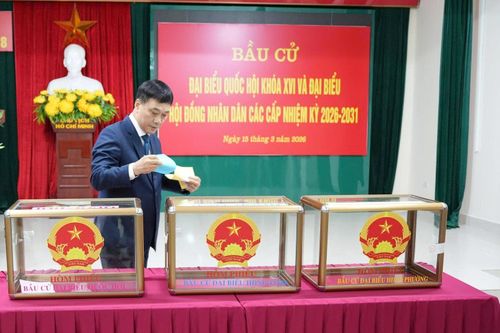 Phó Chủ tịch Quốc hội Vũ Hồng Thanh thực hiện quyền bầu cử tại Nhà văn hóa khu phố Hồng Hải 8, phường Hạ Long, Quảng Ninh