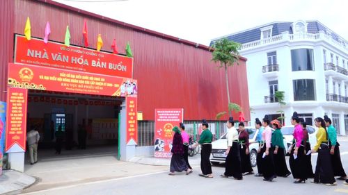 Những cử tri đầu tiên đến điểm bỏ phiếu tại nhà văn hóa bản Buổn. Ảnh: Thúy Hà