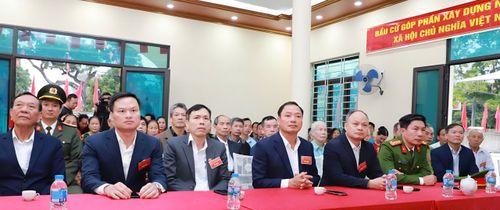 Phó Bí thư Tỉnh ủy, Chủ tịch HĐND tỉnh Trần Quốc Văn, Phó Trưởng ban Thường trực Ban Chỉ đạo bầu cử tỉnh, Chủ tịch Ủy ban bầu cử tỉnh dự lễ khai mạc bầu cử đại biểu Quốc hội khóa XVI và đại biểu HĐND các cấp nhiệm kỳ 2026 – 2031 tại Khu vực bỏ phiếu số 04, thôn Cao Trai, xã Xuân Trúc