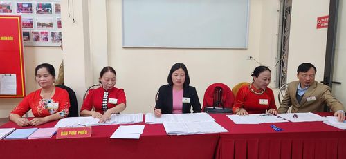 Cán bộ bàn phát phiếu rà soát danh sách, phiếu