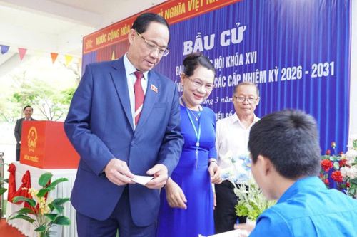 Phó Chủ tịch Quốc hội, Thượng tướng Trần Quang Phương nhận phiếu bầu cử tại Tổ bầu cử số 7, phường Hòa Xuân, TP. Đà Nẵng