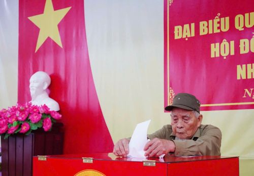 Cử tri lớn tuổi thực hiện bỏ phiếu tại khu vực bỏ phiếu số 20, phường Cẩm Thành