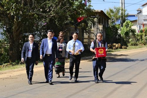 Phó Bí thư Tỉnh ủy, Chủ tịch HĐND tỉnh, Chủ tịch Ủy ban Bầu cử tỉnh Lâm Đồng Lưu Văn Trung cùng cán bộ xã Đức An mang thùng phiếu di động đến nhà cử tri