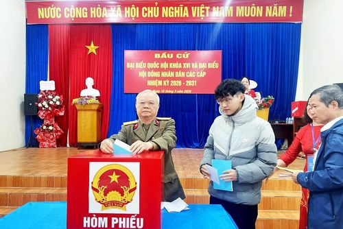 Cựu chiến binh Ngô Mạnh Vượng là một trong những cử tri cao tuổi tại khu vực bỏ phiếu số 1, phường Tân Hòa đã có 10 lần tham gia bầu cử. Ảnh: H.Dương