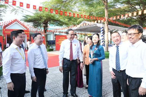 Chủ tịch Quốc hội, Chủ tịch Hội đồng Bầu cử quốc gia Trần Thanh Mẫn trao đổi với các đại biểu. Ảnh: Lâm Hiển