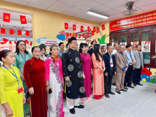 Tại tổ bầu cử số 34, phường Thuận Hóa, TP. Huế, nhiều cử tri chọn trang phục truyền thống khi thực hiện quyền và nghĩa vụ công dân