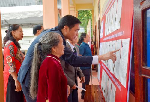 Phó bí thư Thường trực Tỉnh ủy, Chủ tịch HĐND tỉnh Hoàng Nghĩa Hiếu kiểm tra công tác bầu cử.