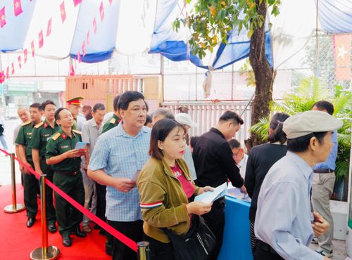 Dòng người đến thực hiện quyền công dân