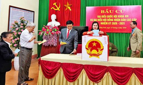 Phó Chủ tịch HĐND tỉnh Bắc Ninh Lâm Thị Hương Thành dự khai mạc tại Tổ bầu cử số 1, xã Hiệp Hòa