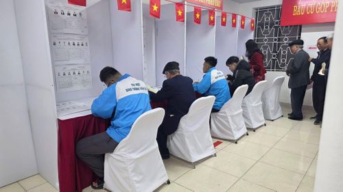 Đông đảo người dân và sinh viên tiến hành tham gia bầu cử. Ảnh: Phương Anh