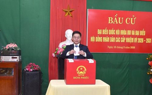 Bí thư Thành ủy TP. Huế Nguyễn Đình Trung tham gia bỏ phiếu tại Khu vực bỏ phiếu số 19, phường Vỹ Dạ