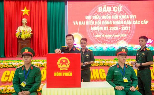 Tại Tổ bầu cử số 38 ở Bộ CHQS tỉnh Đồng Nai, hàng trăm CBCS lực lượng vũ trang tỉnh thực hiện việc bỏ phiếu bầu cử đại biểu Quốc hội và HĐND các cấp khóa mới