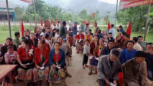 Đông đảo bà con có mặt tại các điểm bỏ phiếu