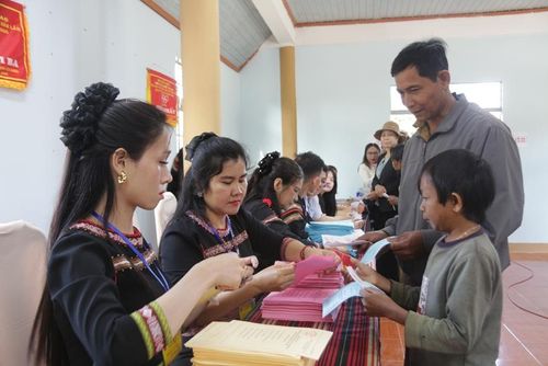 Cử tri Đắk Lắk nô nức đi bầu cử