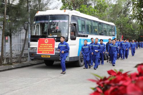Ngay sau khi kết thúc ca 3 và trước giờ giao ca 1, đã có rất nhiều công nhân được các đơn vị bố trí xe ca đến khu vực bỏ phiếu để thực hiện quyền và nghĩa vụ của cử tri. Ảnh: T. Nguyên