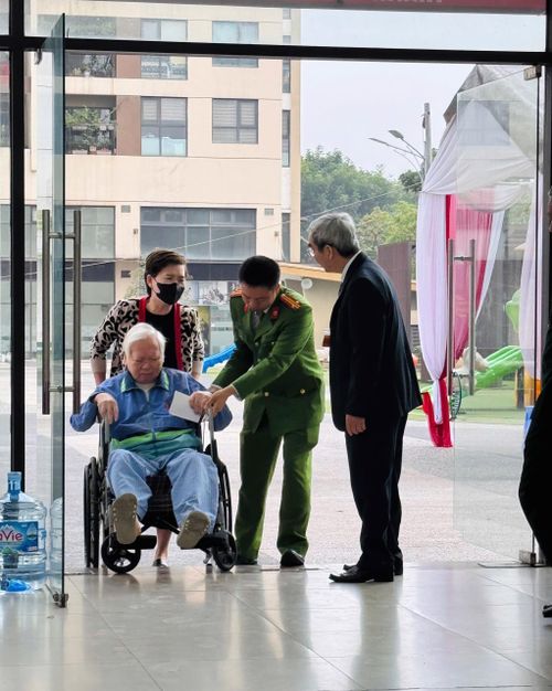 Trung tá Bùi Trường Giang, cán bộ Công an Phường Việt Hưng giúp đỡ cử tri di chuyển tới khu vực bỏ phiếu số 18 phường Việt Hưng