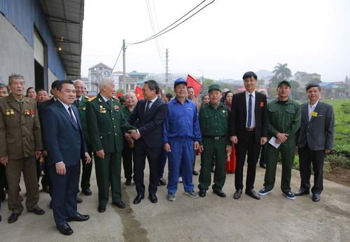 Chủ tịch UBND tỉnh Nguyễn Đình Việt cùng cử tri có mặt tại khu vực bỏ phiếu số 6 (tổ dân phố Chè Đen 1), phường Thảo Nguyên. Ảnh: Mai Hương
