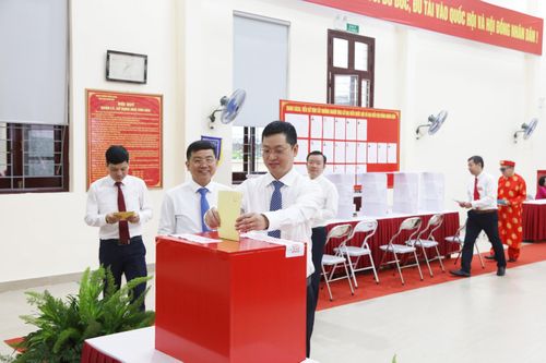 Phó Bí thư tỉnh ủy, Chủ nhiệm Ủy ban Kiểm tra tỉnh ủy Bắc Ninh Trần Huy Phương tiến hành bỏ phiếu