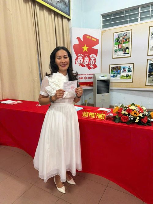 Những cử tri đầu tiên có mặt tại khu vực bỏ phiếu từ sáng sớm ngày 15/3