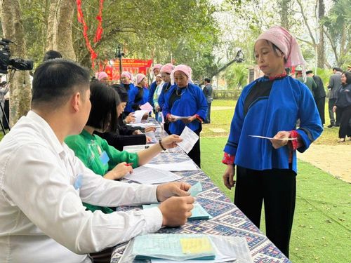 Cử tri dân tộc Tày, Nùng tại xã Tân Trào, Tuyên Quang nhận những lá phiếu đầu tiên. Ảnh: Trang Nhung