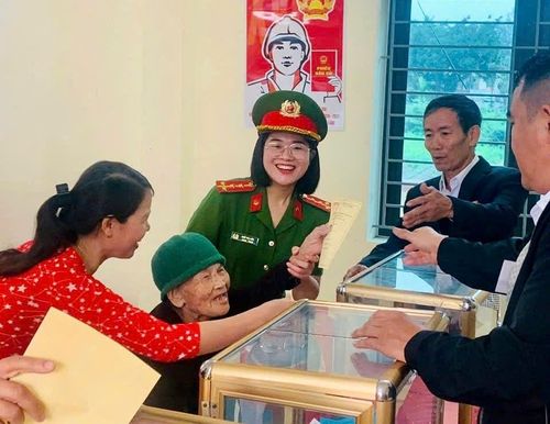 Những nghĩa cử đẹp ngời sáng tinh thần "vì nhân dân phục vụ", lan tỏa sâu sắc tình đồng bào, sự gắn kết cộng đồng nghĩa tình trong ngày trọng đại của đất nước. Ảnh: T. Nguyên