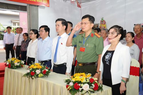 Bí thư Thành ủy TP. Cần Thơ Lê Quang Tùng cùng các cử tri thực hiện nghi lễ chào cờ. Ảnh: Vũ Châu