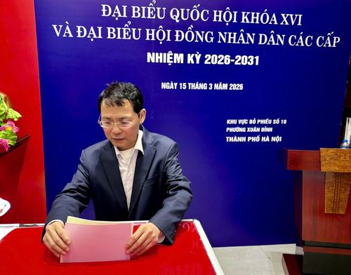 Thành ủy viên, Phó Chủ tịch HĐND thành phố Hà Nội Phạm Quí Tiên bỏ phiếu tại khu vực bỏ phiếu số 10, phường Xuân Đỉnh